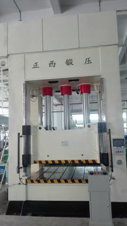 此批設(shè)備為重慶客戶一次性向我公司訂購的機(jī)器，在所有公司員工的努力下，我們在規(guī)定的時間內(nèi)向客戶交貨并調(diào)試完成。