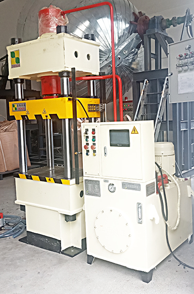 液壓機定制客戶定制的200噸四柱壓力機由液壓機供應(yīng)商成都正西液壓機供應(yīng)，圓滿交貨！